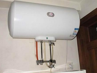家里装燃气热水器好还是电热水器？