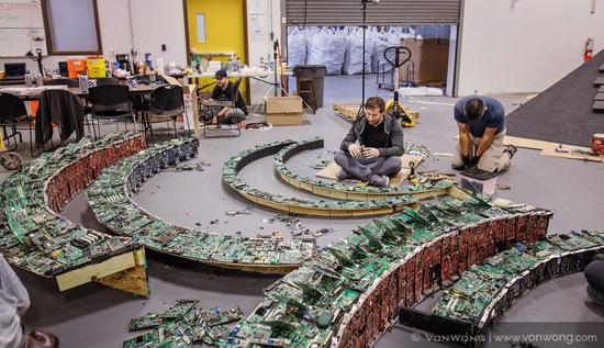 2吨电子垃圾做成艺术品 里面有你扔的旧手机