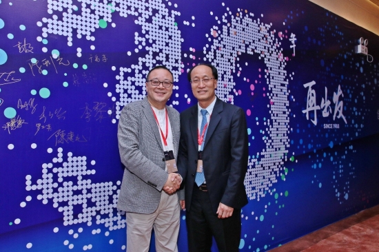 五星电器总裁潘一清（左）与创维CEO刘棠枝