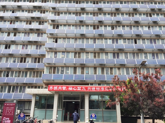 图为北交大宿舍的太阳能电池板。