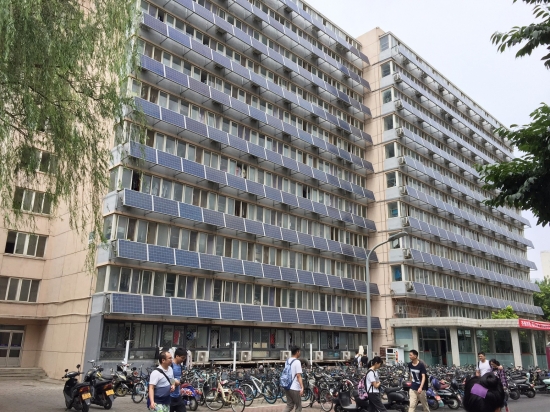 2018年6月9日,北京交通大学一男生宿舍楼外墙“爬满”太阳能板。(来源:视觉中国)
