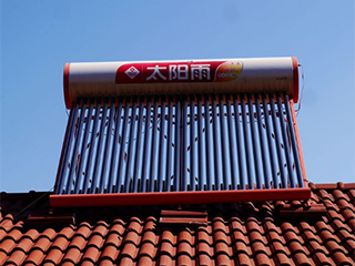 你家屋顶还有太阳能热水器吗？