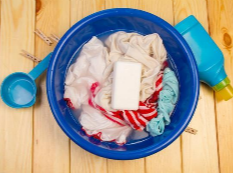 洗衣机里的衣服忘了晒有馊味怎么办？
