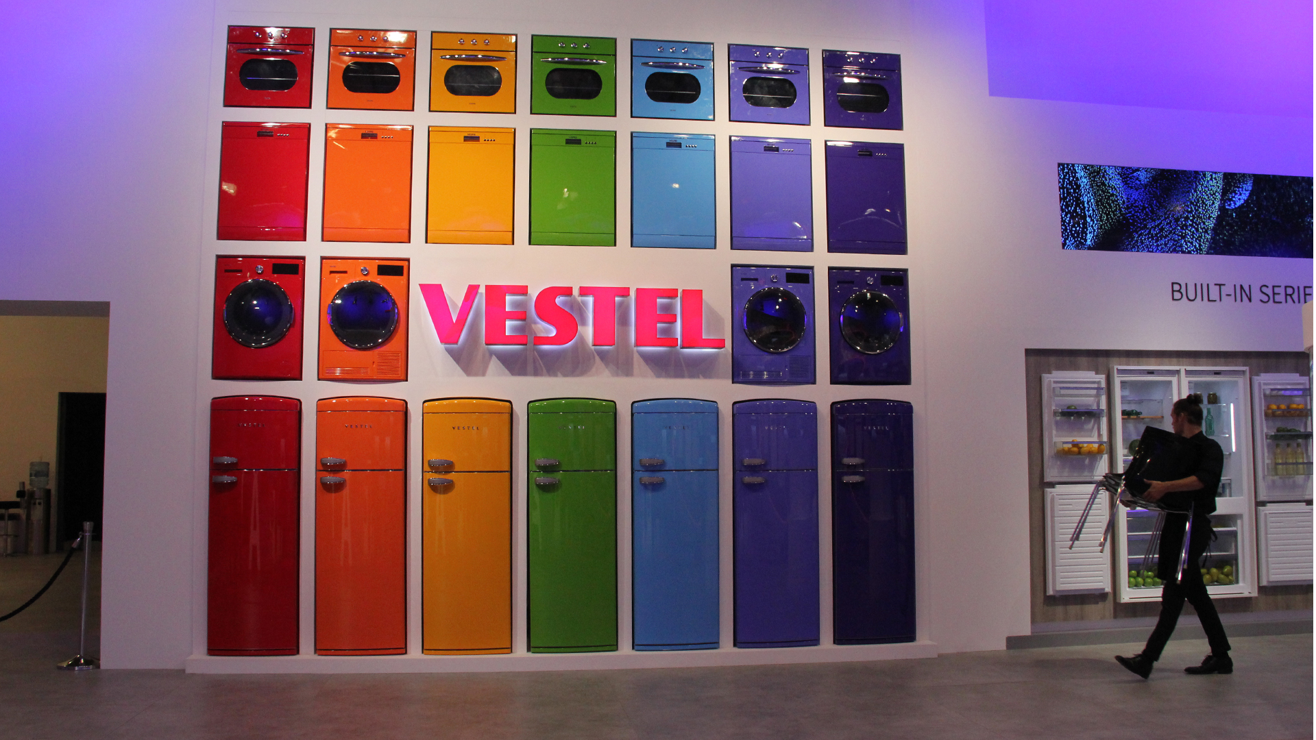来自土耳其VRSTEL的彩色消费日电子产品墙壁
