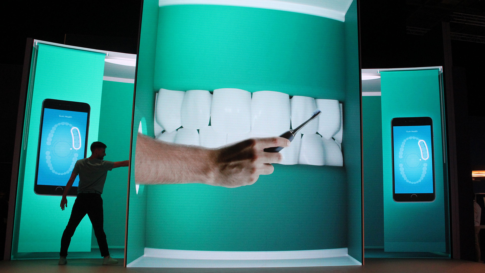AR设备展示刷牙过程