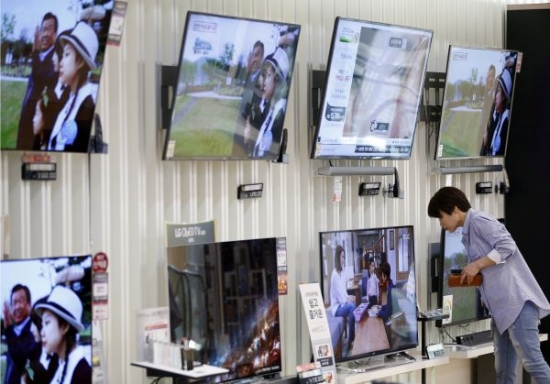 LG商品展示区使用OLED显示屏的电视产品。（路透社）