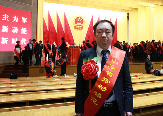 刘卫东博士是首个在显示领域担任国际标准工作组召集人的中国专家，今年4月获得山东省劳动模范称号。