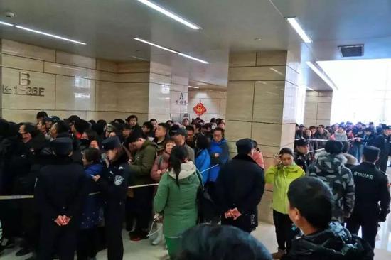 图:ofo排队退押金的人群