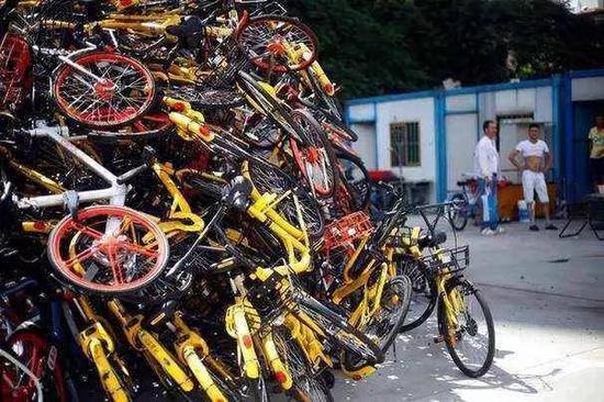 图:盲目扩张后的“单车坟场”