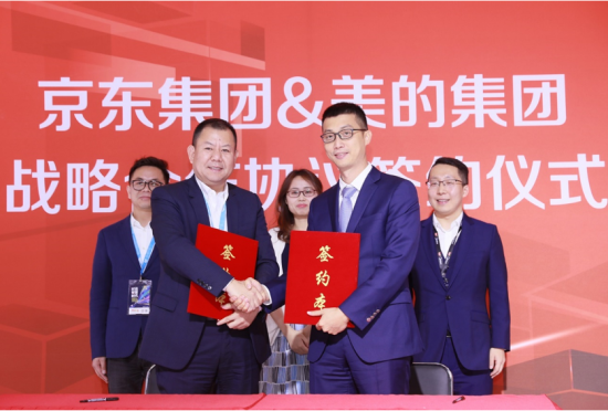 京东集团高级副总裁闫小兵与美的集团中国区域总裁吴海泉签署战略合作协议