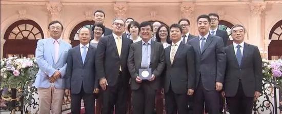 中间捧奖牌者为童文博士,2019年