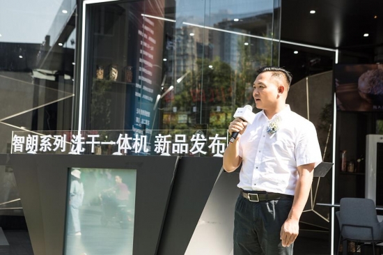 3.苏宁易购集团西南地区总部执行副总裁兼成都地区管理中心总经理杨万波先生发言