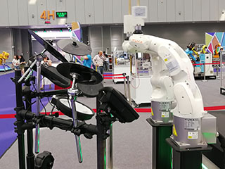 GIHE机器人展区赚足眼球 “智造”成新关键词