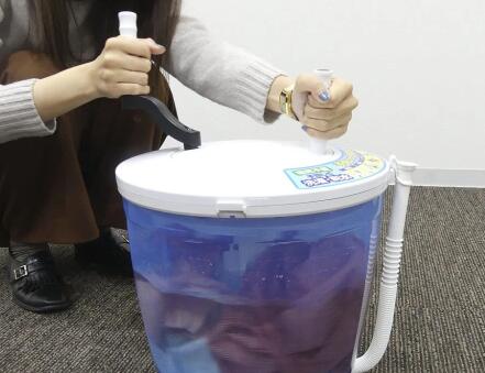日本：朝日电器公司开发手动摇臂洗衣机