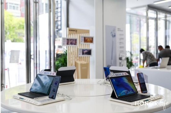 全球首款Wi-Fi6+平板开启预售荣耀平板V6售价2199元起!