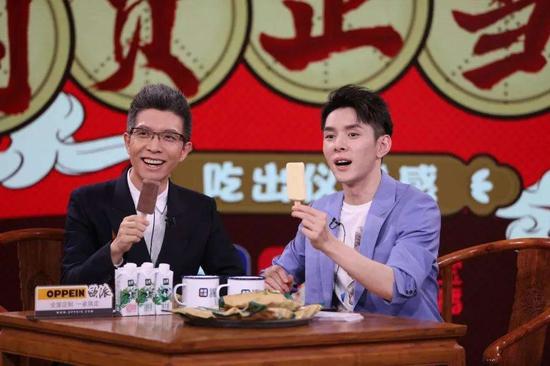 李佳琦和央视主持人朱广权合体为湖北直播带货 /图源:网络