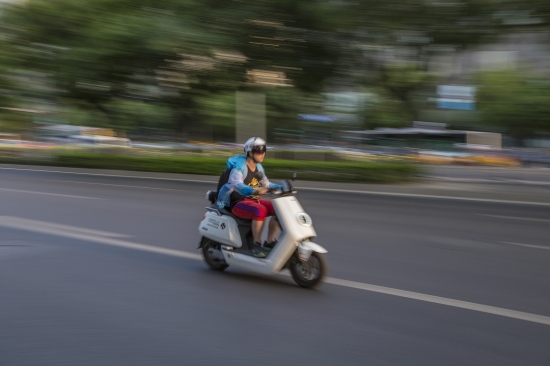 摄图网_500060949_飞驰的电动车（企业商用）