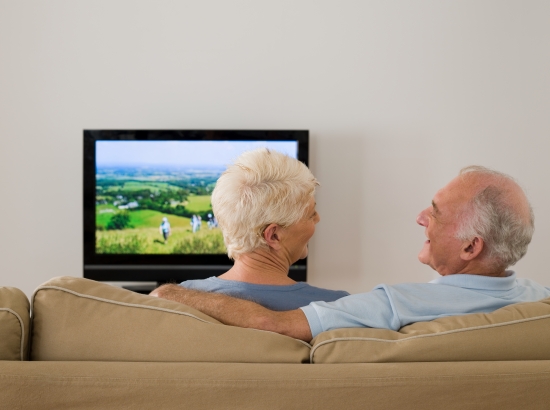 摄图网_501482013_一对老夫妇看电视聊天（企业商用）