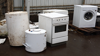 闲置的微波炉、不制冷的旧冰箱……废旧家电“归宿”何处？上海京东电器启动“家电返航计划”