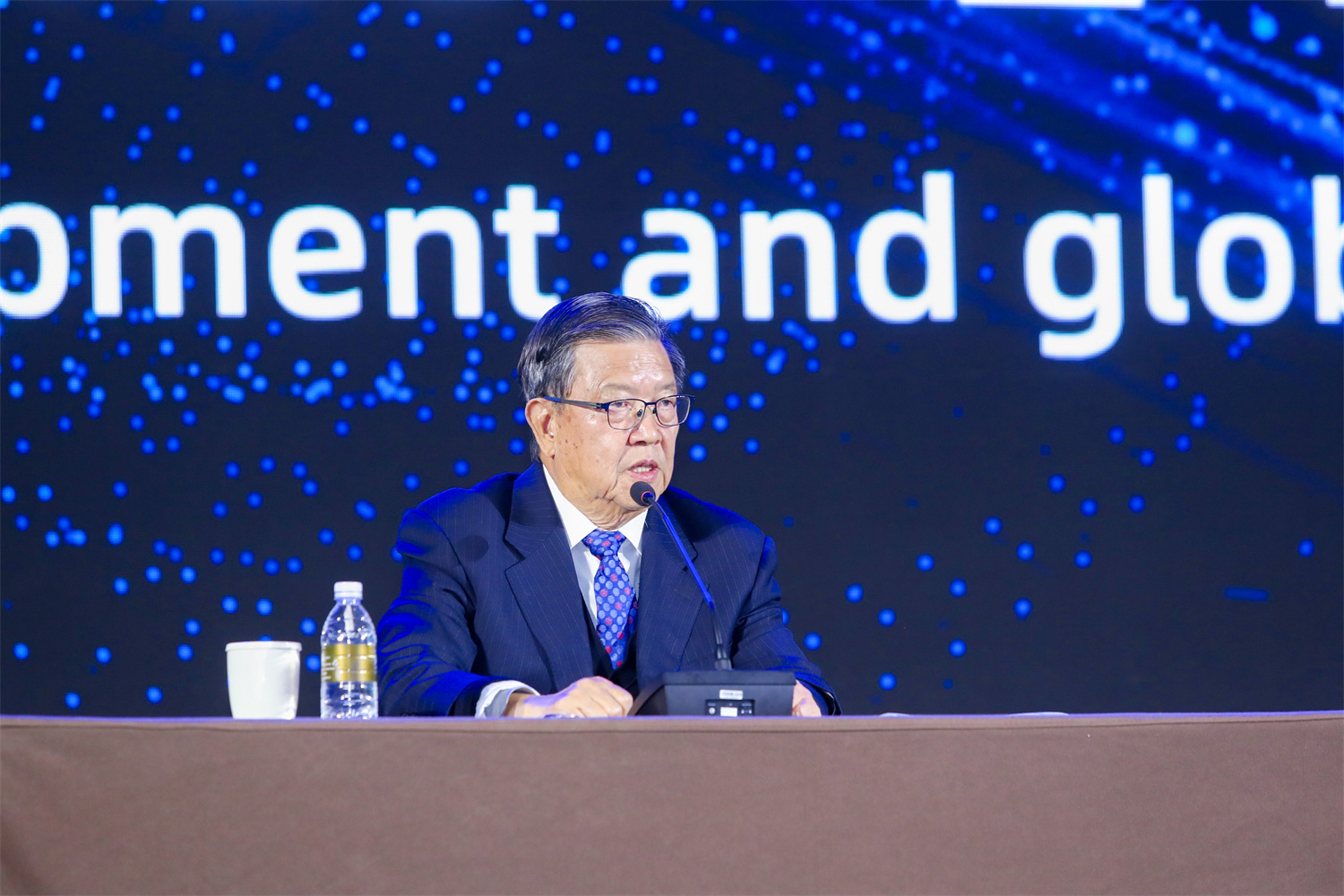 中国入世首席谈判代表、博鳌亚洲论坛原秘书长龙永图：《可持续发展与国际化》