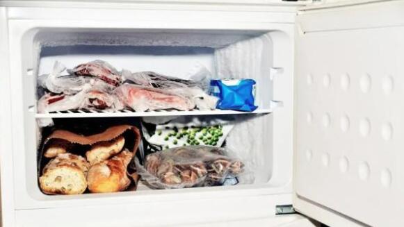 家中冰柜故障冻肉全臭，商家该咋赔？