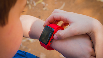  Is "positioning watch" becoming "social artifact" children's smart watch a safety hazard or a hidden danger?