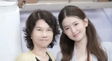 孟羽童深夜发文晒与董明珠合照：感念曾经，未来珍重