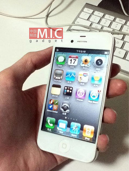 與iPhone 4相比,這款原型機(jī)的觸控屏尺寸明顯更大一些 與iPhone 4相比,這款原型機(jī)的觸控屏尺寸明顯更大一些