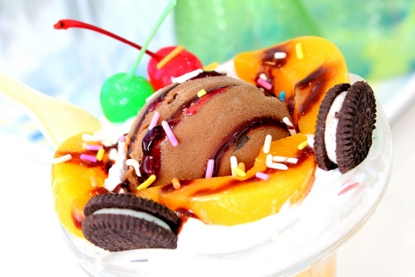 三,果子露冰淇淋 材料:牛奶400g,糖100g,玉米粉(或富强粉)100g,果子露