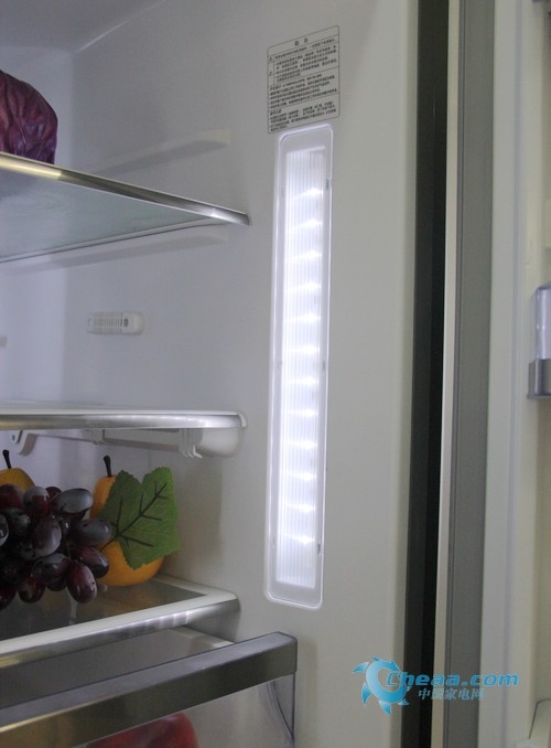 竖式的照明灯光线柔和,能够有效节约能源,让您清楚掌握冰箱内的储藏