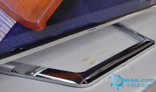 康佳LED55X8300PDF电视边框细节实拍
康佳LED55X8300PDF电视底座细节实拍