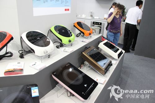 米技展出远红外辐热炉和高级电磁感应炉