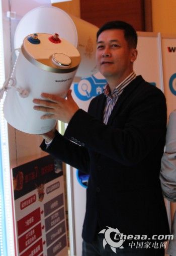 威博 副总经理 谢德伟讲解展示威博2015新品小厨宝系列