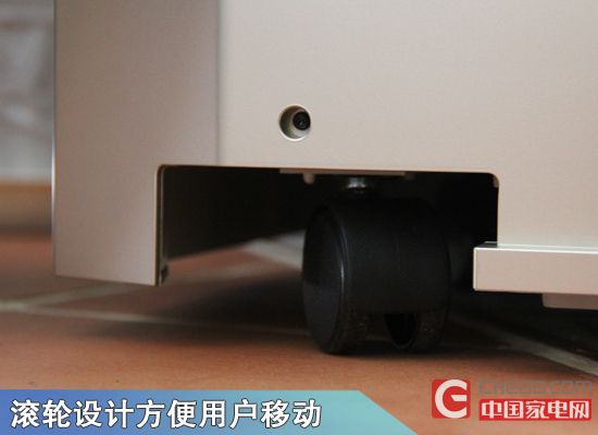底部设计了四个万向滚轮方便移动