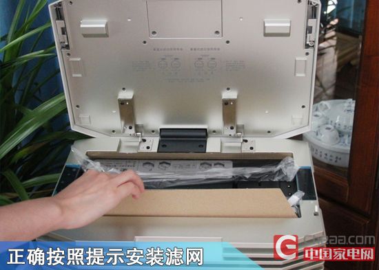 打开之后就能够看到主滤芯的安装位置