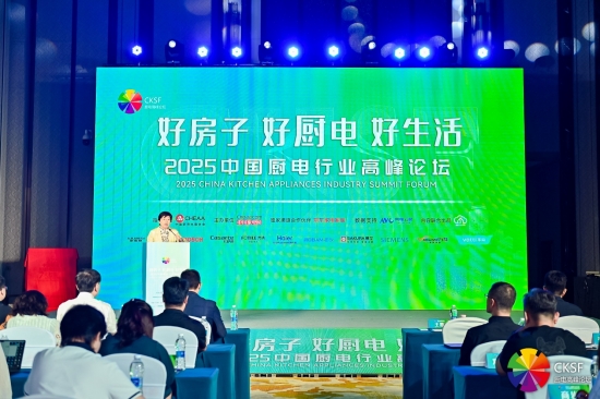 一群人站在屏幕前 AI 生成的内容可能不正确。