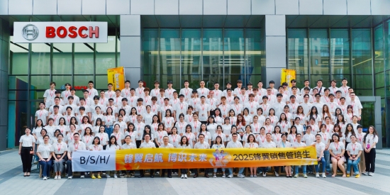 人们在看台上的人在广场上 AI 生成的内容可能不正确。