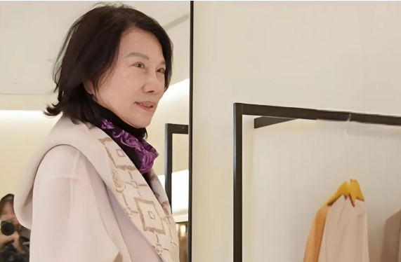 不卖空调 董明珠为何现身三只小山羊直播间卖羊绒大衣?