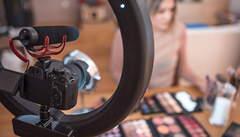 私域直播“坑老”重灾区 1.61亿银发网民遭遇隐秘陷阱