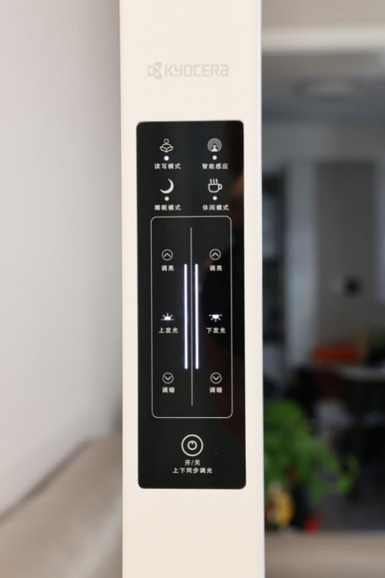 遥控器放在桌子上的手机 中度可信度描述已自动生成