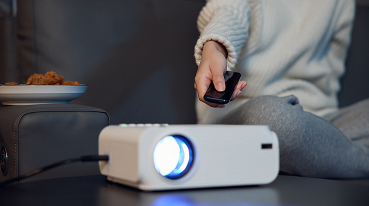 “年轻人开始抛弃投影仪”冲上热搜！彩电回归？你会选择“广货”彩电吗？