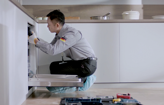 图片包含 室内, 人, 冰箱, 厨房 AI 生成的内容可能不正确。